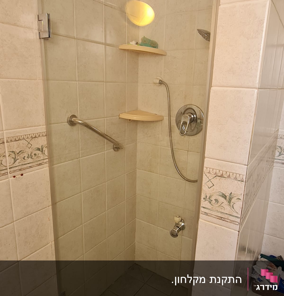 מקלחת עם דלת זכוכית, מדפים וברזים